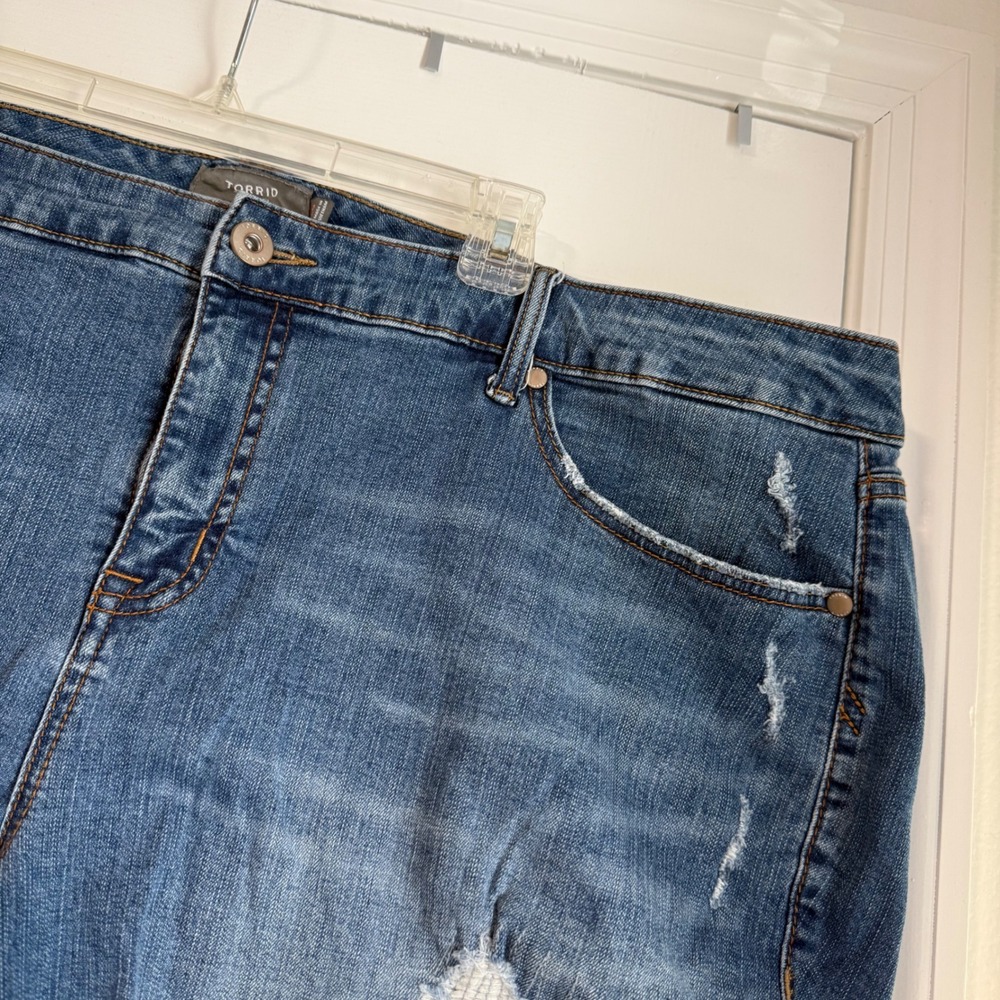 Torrid sz 26 Denim Jean Shorts Medium Wash Distressed Stretchy Bermuda - Picture 4 of 7